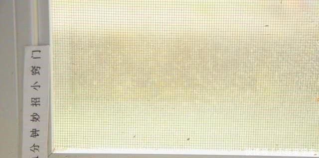 纱窗脏了别拆洗，清洗纱窗方法，喷一喷污垢自己掉下来，超实用！