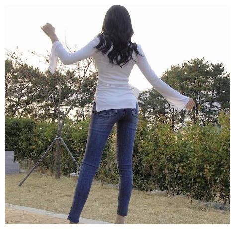 小姐姐穿上牛仔裤，穿出摩登个性的傲娇自信，尽显时尚范！