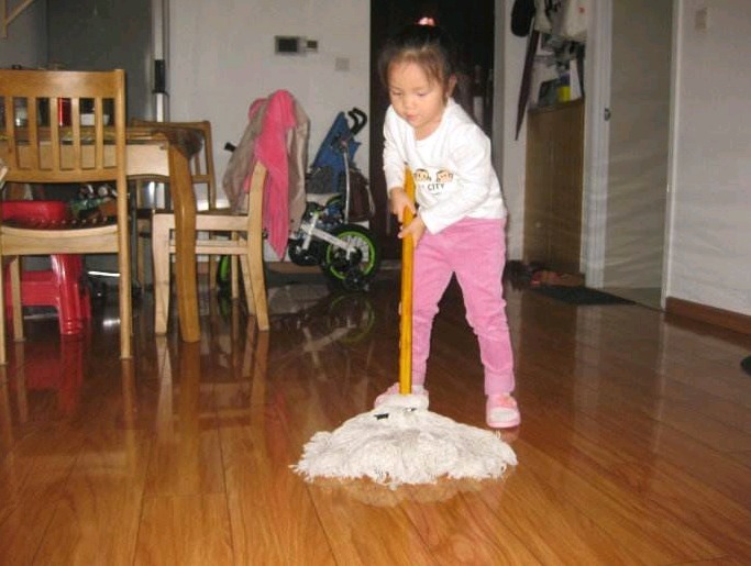 拖地只用清水等于白拖,老保姆教我只滴入几滴它,地板干净明亮