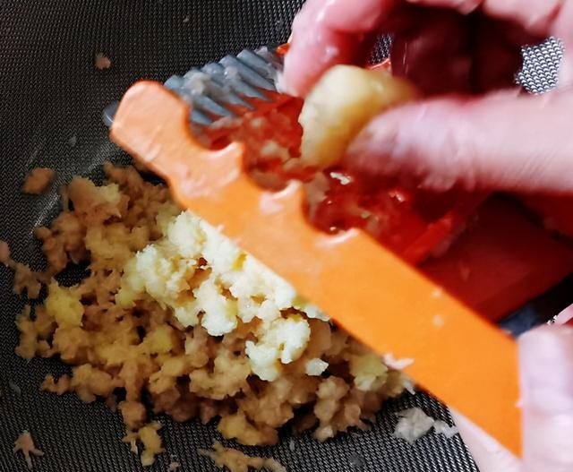 土豆泥|土豆饼做法有N种，这样搭配做早餐饼还是第一次，家人说真好吃