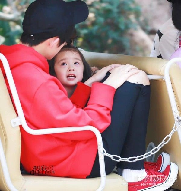 還記得《放開我北鼻》哈琳嗎？她和易烊千璽拍戲了。