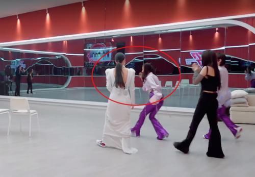 姐姐|李斯丹妮现身《姐姐》成帮唱,刚出场就获大批欢呼,唯有她翻白眼还无视