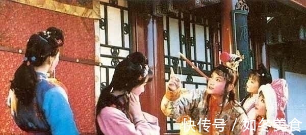 身份!晴雯两根葱管一般鲜红指甲,曹雪芹意在告诉读者,她的身份不简单