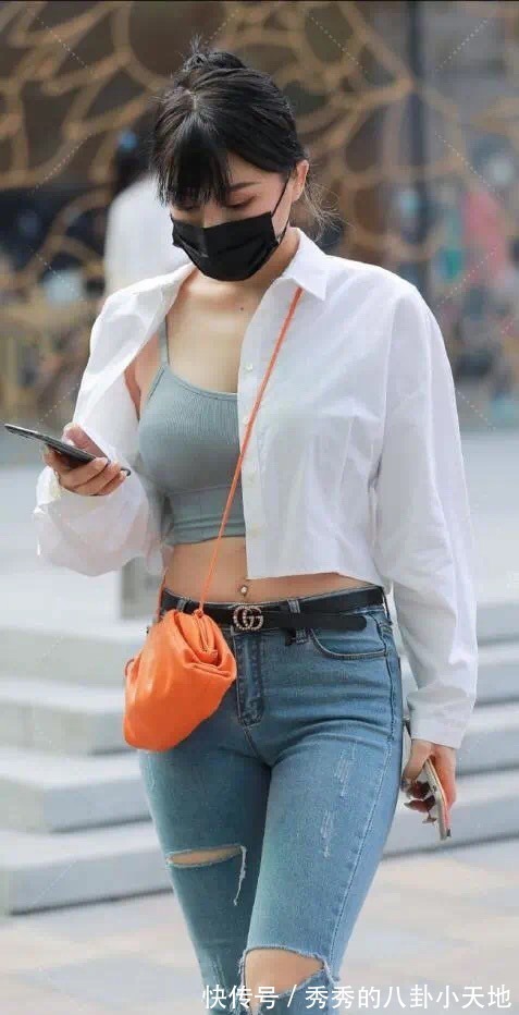 牛仔裤 破洞牛仔裤搭配白色露脐衬衫,清凉又显身材,轻松打造时尚潮流感