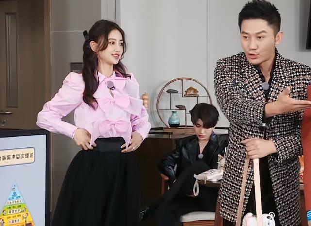 肚子|baby吃了三碗小餛飩, 當(dāng)她站起來看到肚子, 網(wǎng)友: 是我的眼花了?