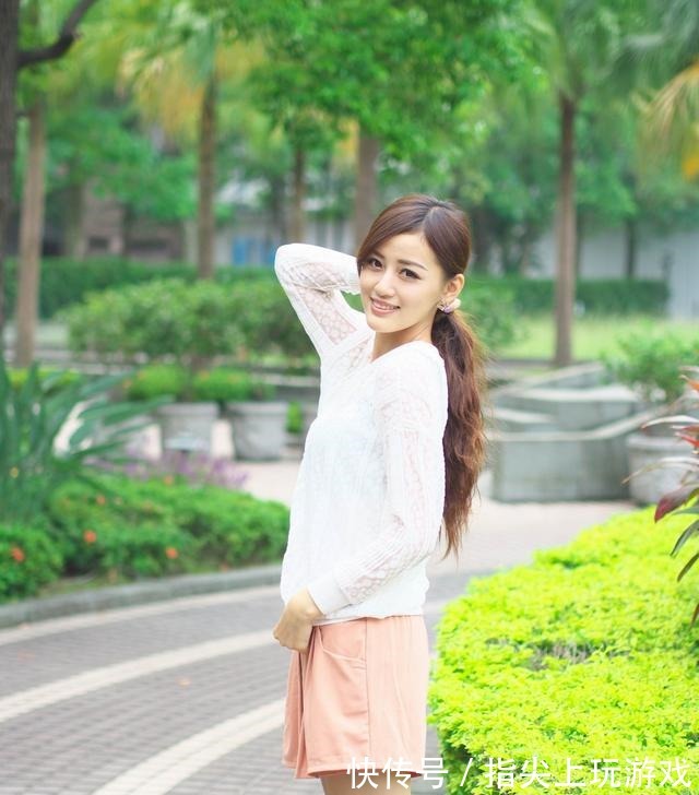 雪纺上衣 粉色超短裤搭配白色雪纺上衣,甜美感十足!