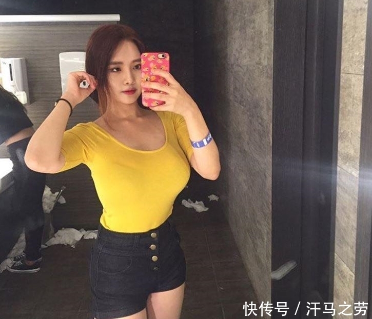 成熟|女人味十足小妹妹婀娜多姿,打底裤穿出凹凸的身姿,尽显成熟韵味