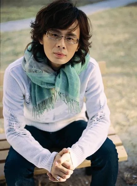 女孩子!2002年歌曲《丁香花》爆红,歌词里唱的亡者是谁?你知道吗?