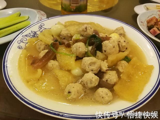 8道凉菜,15道热菜,农家院的团圆饭总花费588元,网友说:太值了