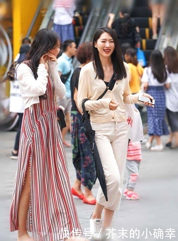 连衣裙|街拍:小姐姐们这样穿搭连衣裙,路上的小哥哥一直搭讪不断!