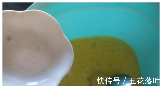 泡打粉|不用打发、不用发酵，3个苹果加2个鸡蛋做蛋糕，做法简单又好吃！