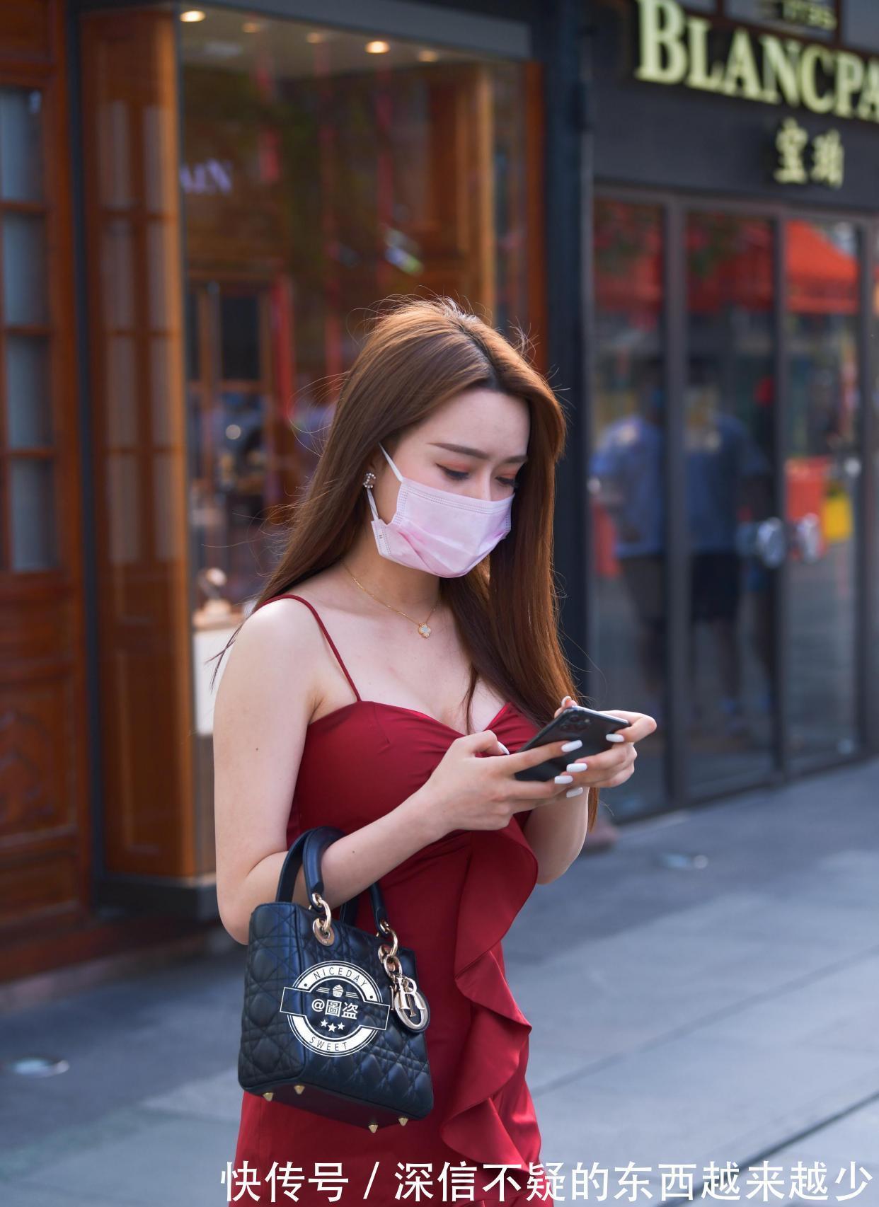 搭配|高腰设计的连衣裙穿上后很显瘦,营造完美气质,简约保暖