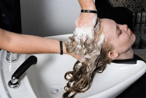 头发隔多久洗一次比较好?多数人可能不知道,看完或许明白