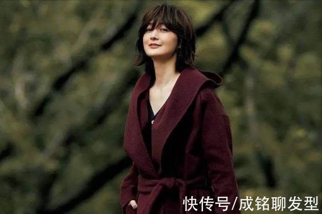 发色 富冈佳子不仅穿搭出众,她的慵懒风微卷短发,就连年轻人都喜欢