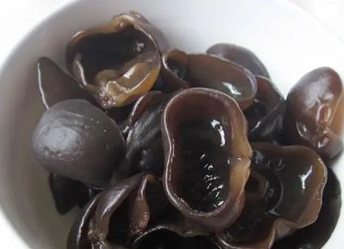10人泡木耳9人错，教你3招，快速泡发又干净，饭店厨师都这么做