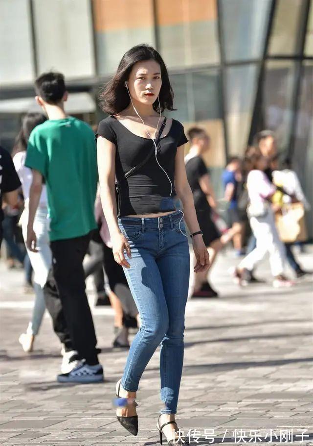 纯银色|时尚牛仔打底裤搭配甜美上衣,修身加细腿,打造比较复古风格
