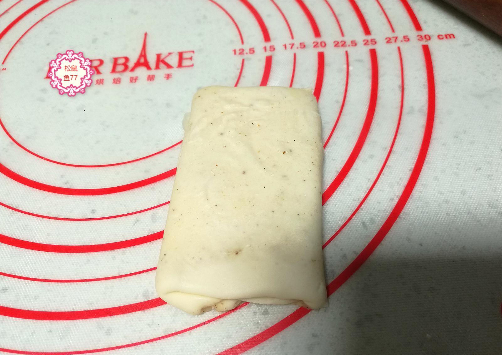 薄薄的皮儿脆脆的壳儿,一捏就碎一碰就掉渣,这个烧饼真香!