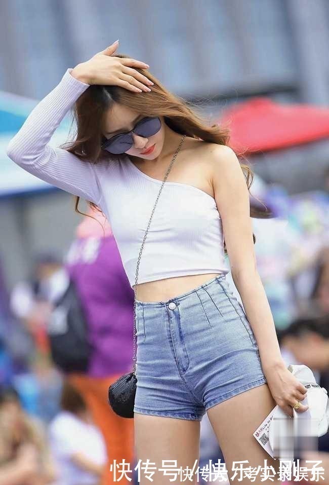 热裤 个性单肩上衣,搭配简单的牛仔热裤,让整个人更加魅力动人