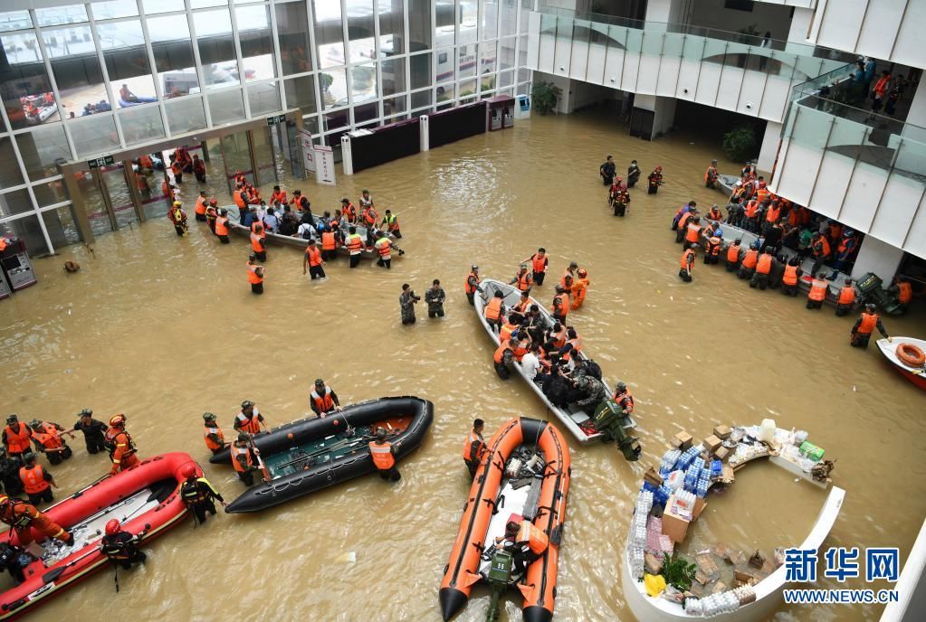 郑开大道|暴雨突袭下的生命接力——郑州万名医院患者大转移纪实