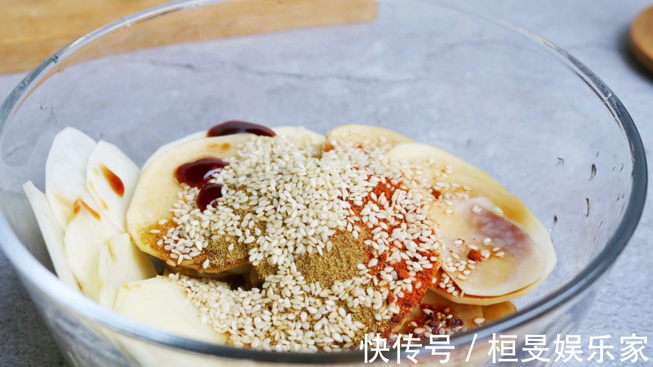好吃|土豆超好吃的做法，不炒不炖，一次做三个土豆不够吃，一看就会做
