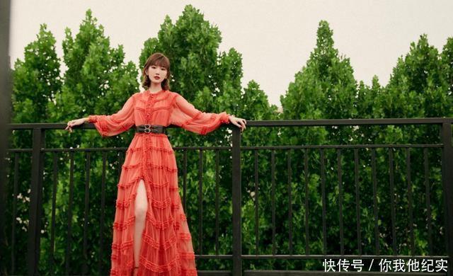 搭配|灰色百褶连衣裙,搭配针织小外套,简约又时尚