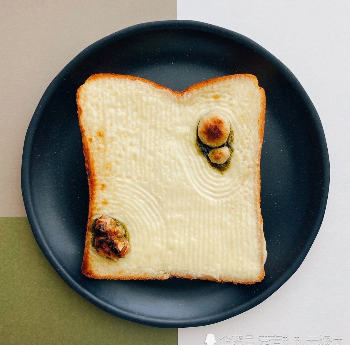 这位|把面包片做出“新高度”:这位艺术家的早餐太有创意