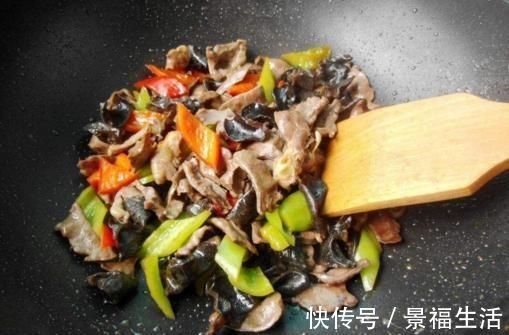 酱油|注意!炒菜什么时候放酱油,很多人都做错了炒菜就不好吃!