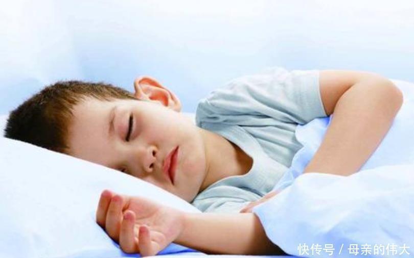 被子|孩子睡觉时有这3个举动，暗示大脑发育快，长大后智商低不了
