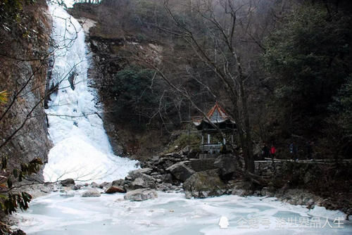 江浙沪的游客可以来大别山“赏雪、堆雪人”了，安徽大别山积雪了