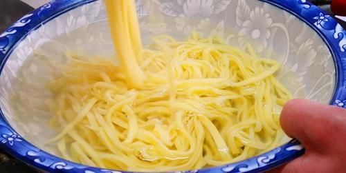 饺子|煮面条，开水下锅就错了！面馆老板：牢记3点，面条爽滑又筋道