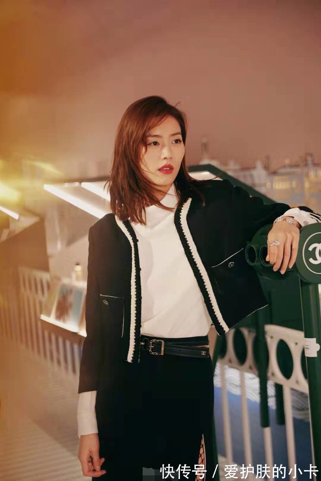 高级感|刘雯引领早秋新风潮,单穿针织开衫只扣2个扣子,高级感扑面而来