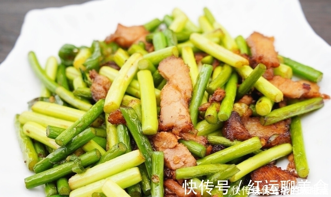 炒蒜苔时,有人焯水有人直接炒,都不对,教你一招,蒜苔又脆又绿