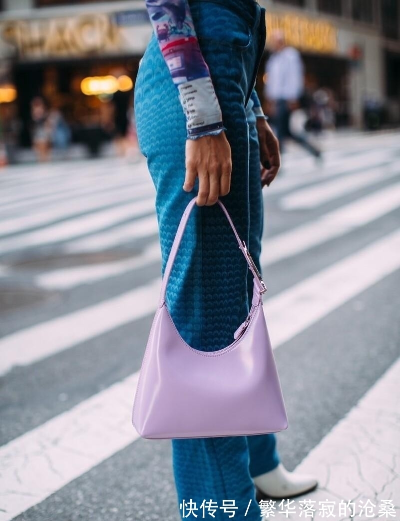 冬天 今年流行的腋下包冬天也能背,配毛衣大衣都好看,时髦还实用