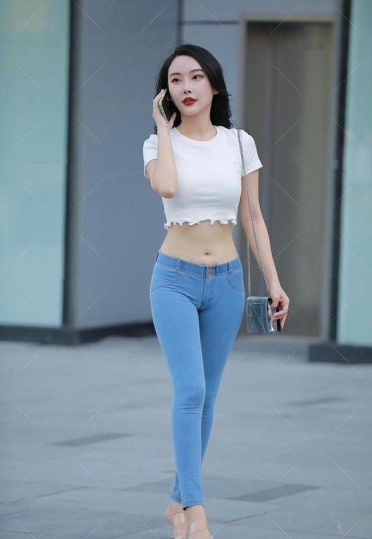 养眼|路人街拍,T恤用到了短款的设计,有了美感的味道