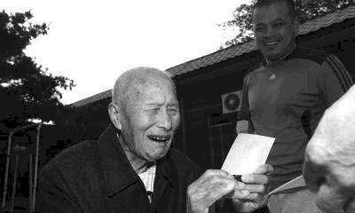 老兵|抗日老兵激战时用战友尸体挡子弹,为此内疚几十年,这么做对吗?