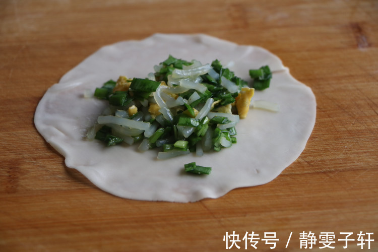 一把韭菜5斤饺子皮,做懒人早餐,比韭菜盒子好吃,一口气吃10个