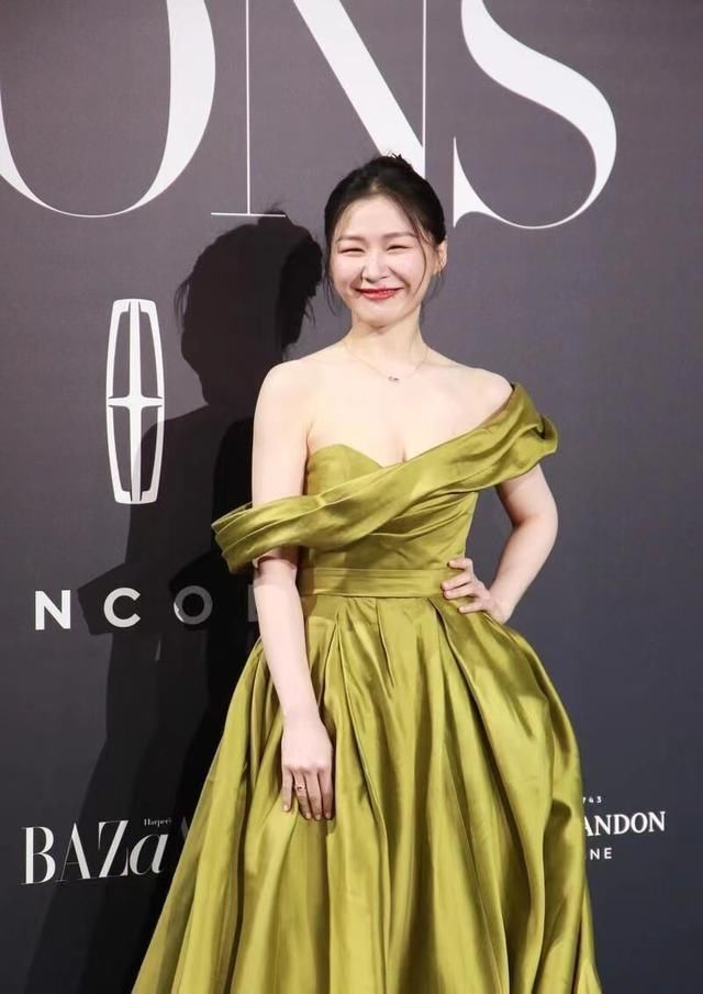 潜力股|金靖原来也是“潜力股”，礼裙上身女神范满满，以往真是小瞧了她