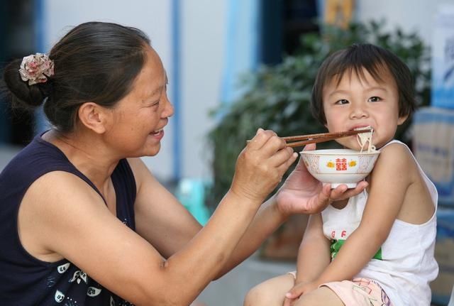 错误方式|不想带“废”孩子，家长再也不能这样教孩子吃饭，牢记吃饭3法则