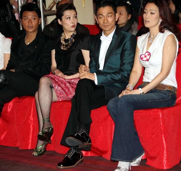  造型|袁立美得真招摇，绿色高跟鞋配大粉裙不俗气，超大项链成了亮点