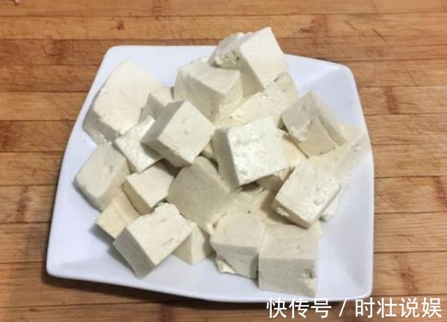 炸豆腐泡|炸豆腐泡，直接炸还是裹面粉炸教你一招，金黄酥脆，起泡不油腻