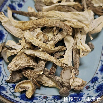 手残党必学菜谱之冬季暖汤（鹿茸菌排骨汤）