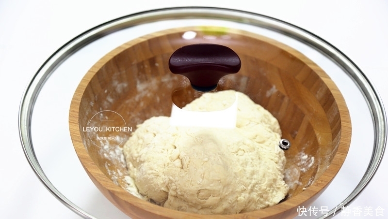 找对方法,即使用冷水和面,烙好的葱油饼,照样外酥里软