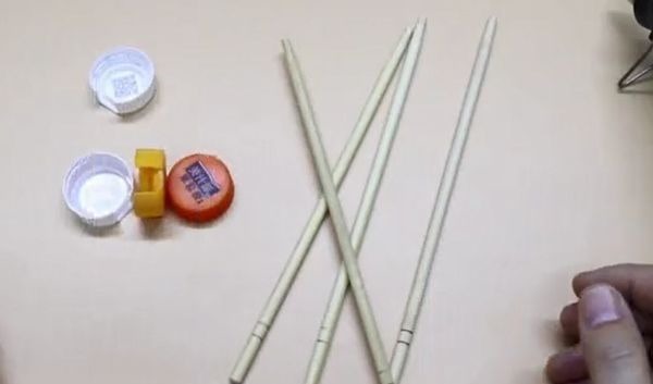 在筷子上粘几个塑料瓶盖,解决了很多家庭的困扰,省钱又实用!