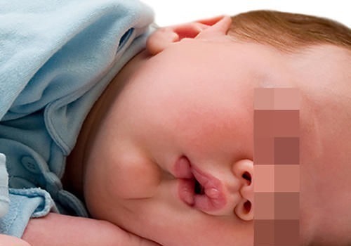 睡姿|娃睡得香还打呼,宝妈发朋友圈炫耀,闺蜜:这种睡姿既伤脑又伤颜