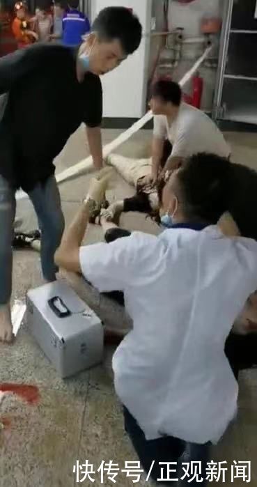 直击郑州暴雨救援｜五号线跪地救人90后医生被医院直接录取：膝盖和脚多处受伤 目前正在家