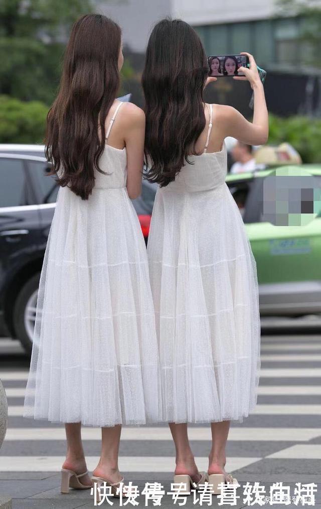 闺蜜装穿出一对姐妹花，白色薄纱连衣裙搭配高跟鞋，回头率极高