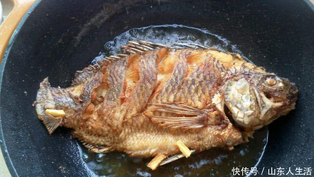 煎鱼时,第1步就倒油是大错特错多加这1步,鱼皮不破还不粘锅
