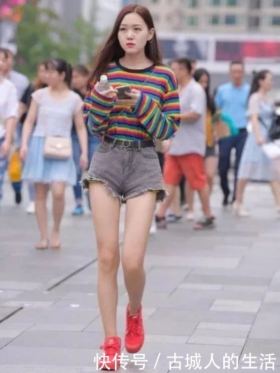 牛仔热裤|街拍:长发披肩的小姐姐,条纹上衣配牛仔热裤,青春活力气息