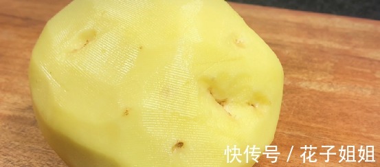 土豆丝想做成饭店里的味道是有技巧的，教你一招，酸爽开胃又下饭！