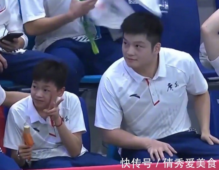 全红婵“大闹”颁奖典礼！连抱3奥运冠军，现场观众喊到撕心裂肺